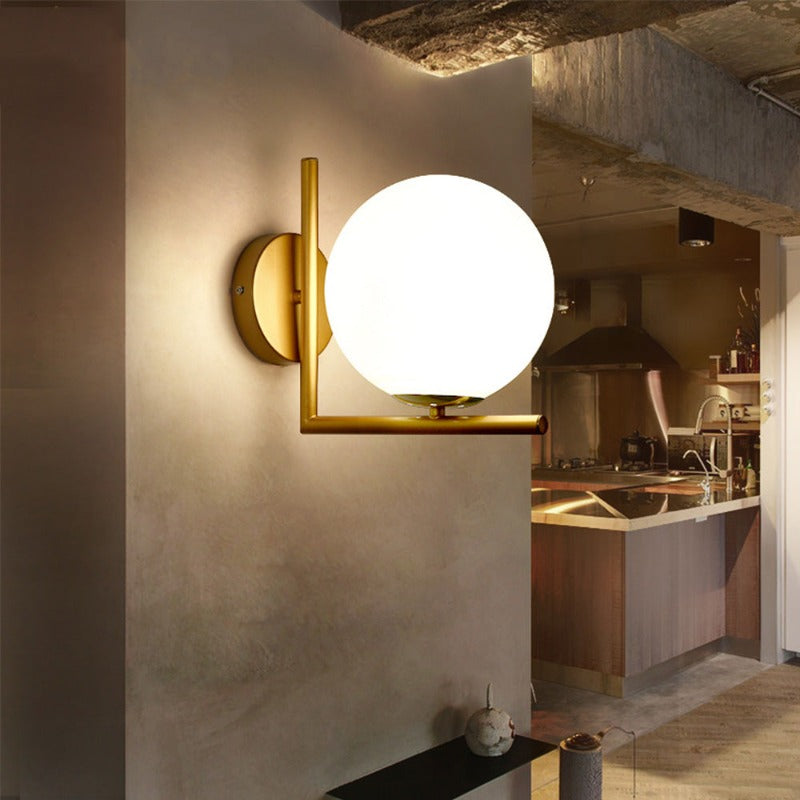 Moderne rund vegglampe med glasskuppel – Elegant veggfeste for soverom og stue | Skanto