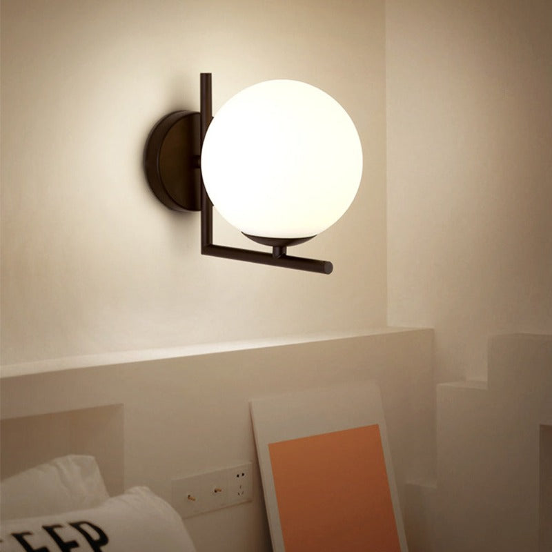 Moderne rund vegglampe med glasskuppel – Elegant veggfeste for soverom og stue | Skanto