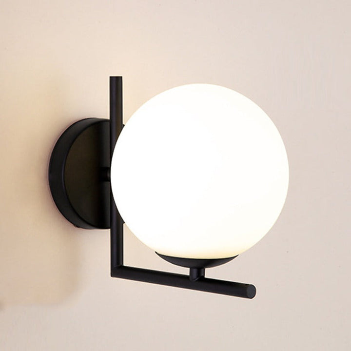 Moderne rund vegglampe med glasskuppel – Elegant veggfeste for soverom og stue | Skanto