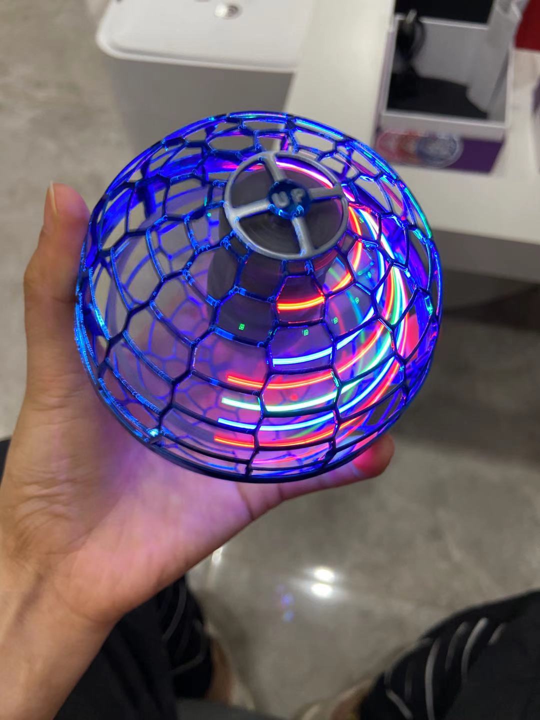 Flynova Pro flyvende ball spinnleketøy håndstyrt drone helikopter 360 graders roterende mini UFO med lys barnegave