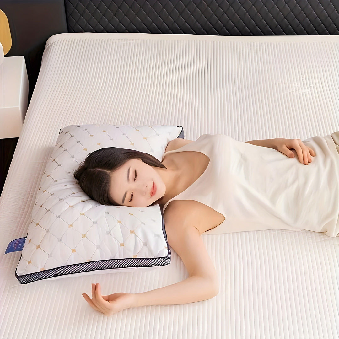 SkyDream Pillow – Brodert nakkestøttepute