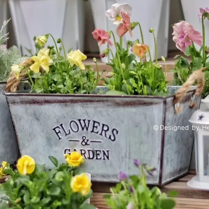 Skanto | Dekorativ blomster- og hagebeholder laget av metall med hemp tauhåndtak