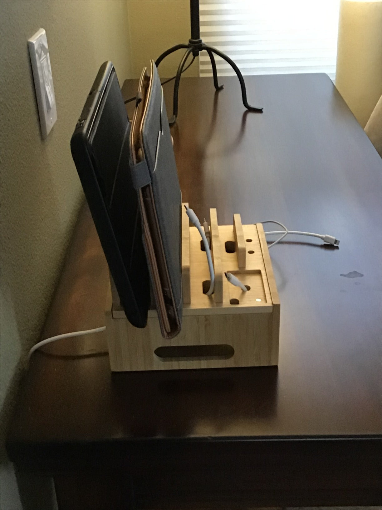 Norvo | Tekavo ChargeDock LadeStasjon laget av Bambus | 5-Port USB & Organizer | For Smarttelefon, Nettbrett & Smartklokke | Inkl. Kabelsett