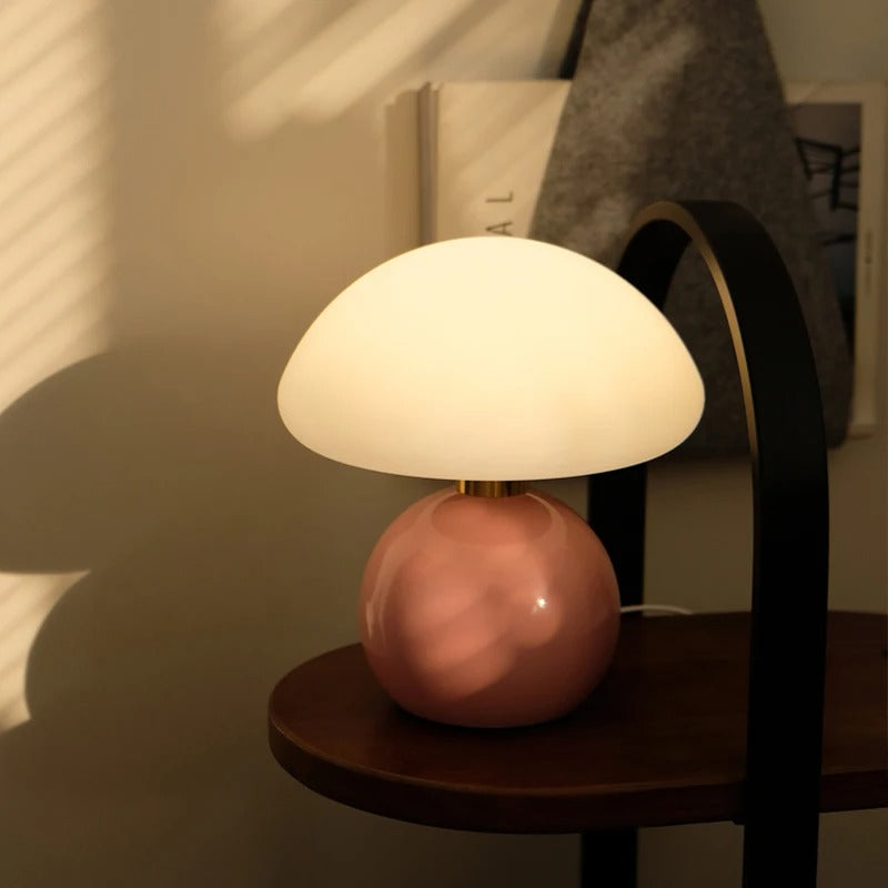 Moderne nattbordlampe med mykt, varmt hvitt lys - Stilfull belysning for soverom og stue | Skanto