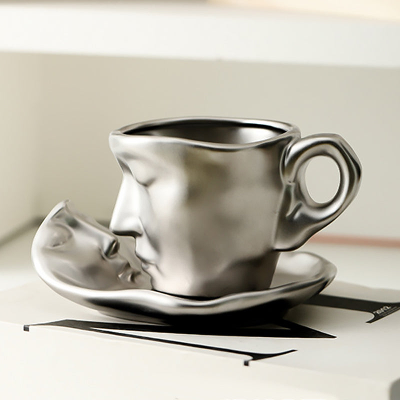 Skanto | Metal Touching Face Creative Ceramic Kiss Kaffekopp, Kunstnerisk Vibe Krus & Tallerken Sett