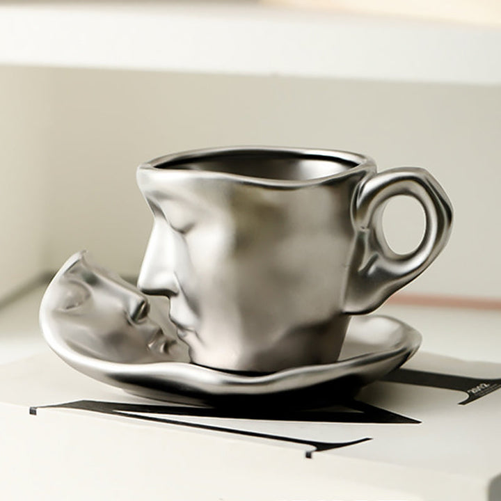 Skanto | Metal Touching Face Creative Ceramic Kiss Kaffekopp, Kunstnerisk Vibe Krus & Tallerken Sett