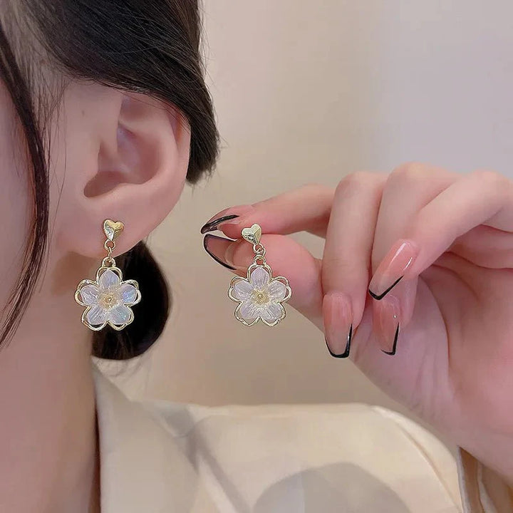 Skanto | Elegant gullaccentuerte blomsterøreringer