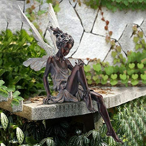 Skanto | Statue av sittende fe i hagen