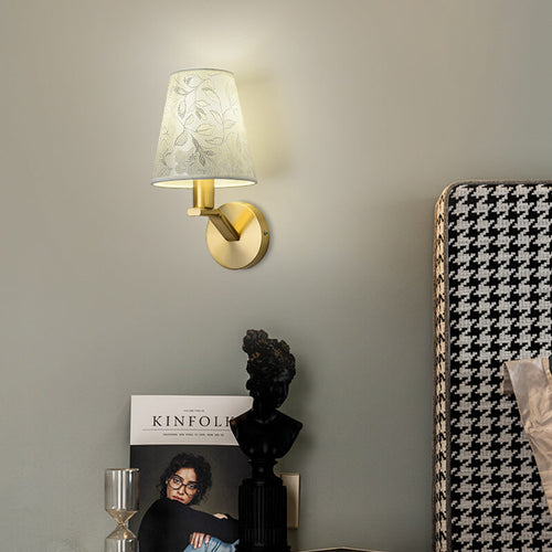 Stilig stoffvegglampe med elegant blomstermønster | Skanto