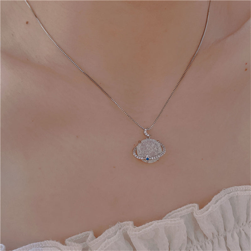 Skanto | Elegant Lunar Bliss Krystall Halskjede