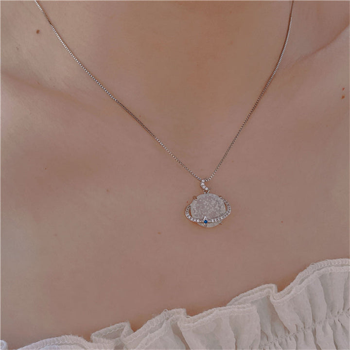 Skanto | Elegant Lunar Bliss Krystall Halskjede