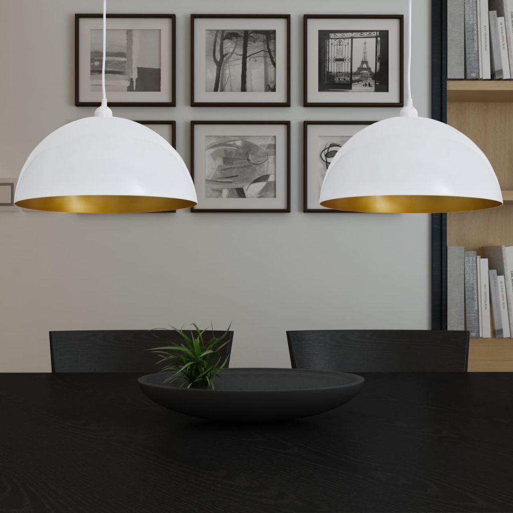 Sett med 2 halvkuleformede hvite taklamper