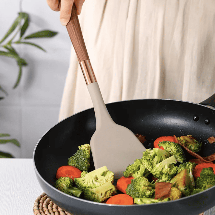 Skanto | Mattrygge Silikon Kjøkkenredskaper med Trehåndtak – KitchenElegance