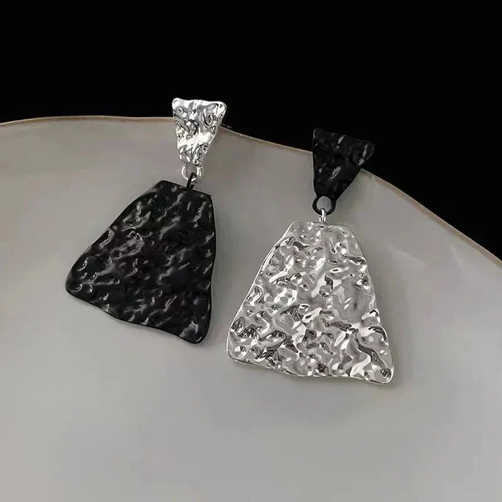 Skanto | Geometric Textured Svart og Hvit Øredobber