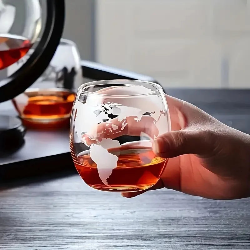 Glass Whiskey Decanter Set med Tre Stativ Graverte Verdens Ball Design | Skanto
