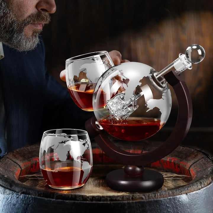 Glass Whiskey Decanter Set med Tre Stativ Graverte Verdens Ball Design | Skanto