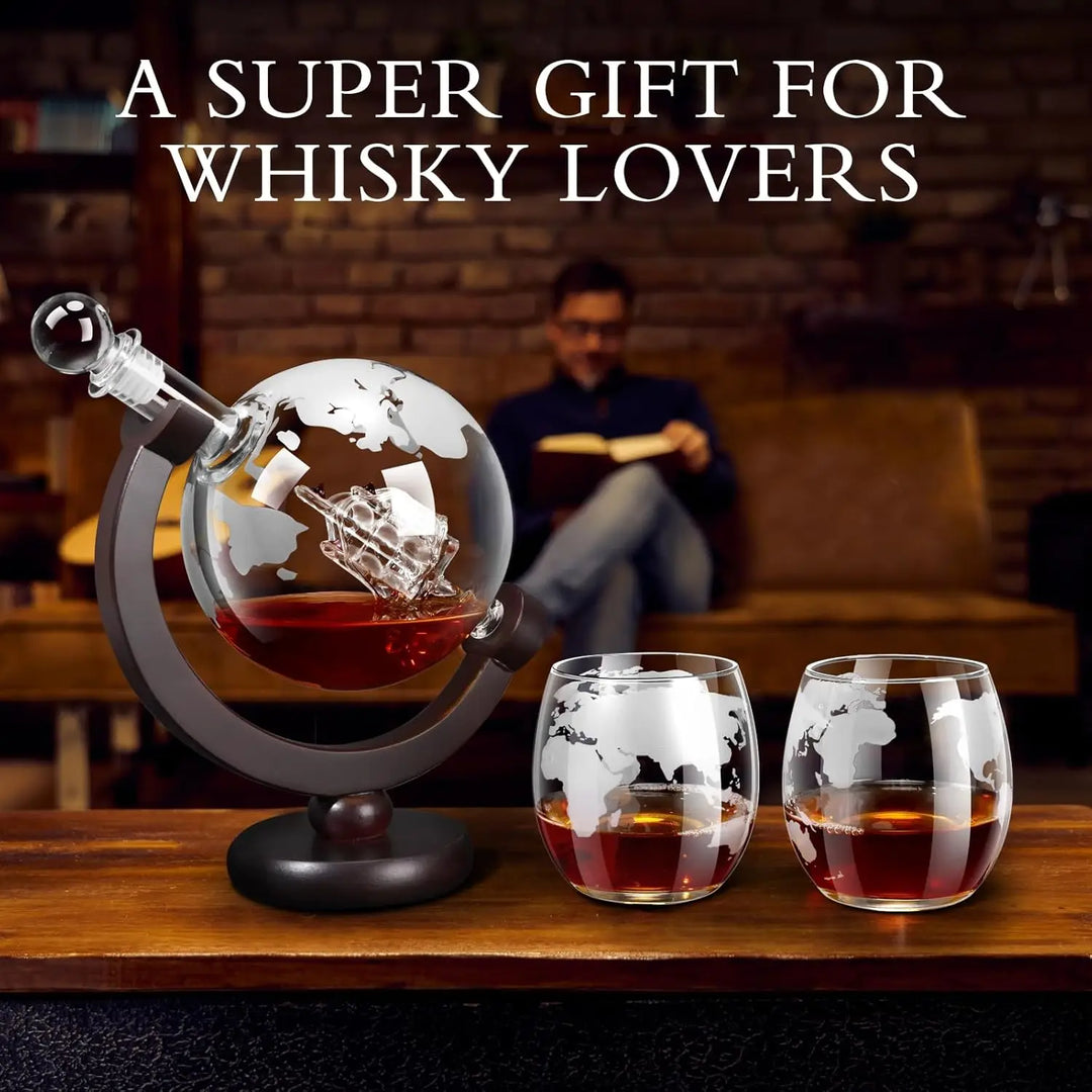 Glass Whiskey Decanter Set med Trestativ Gravert Verdensball Design | Skanto
