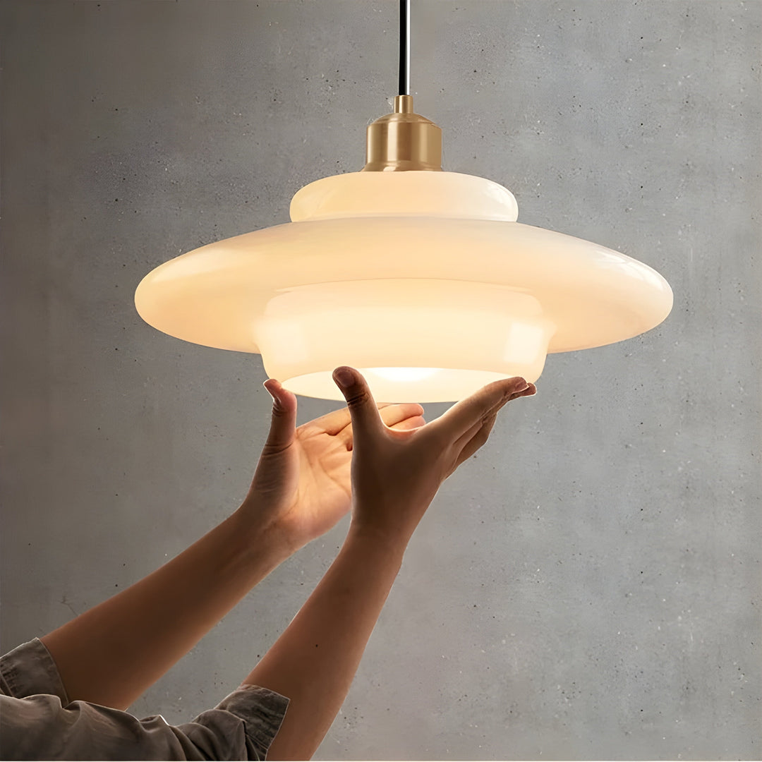 AuraBeam Light – Minimalist elfenbensfarget LED pendellampe laget av glass | Skanto
