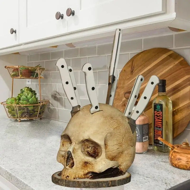 Skanto | Gothic Skull – Håndlaget knivholder for mørk kjøkkenestetikk