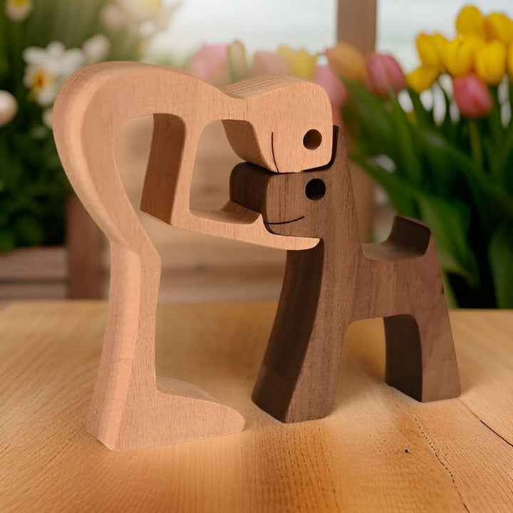 Handgefertigte Holzfigur von Hund und Mensch