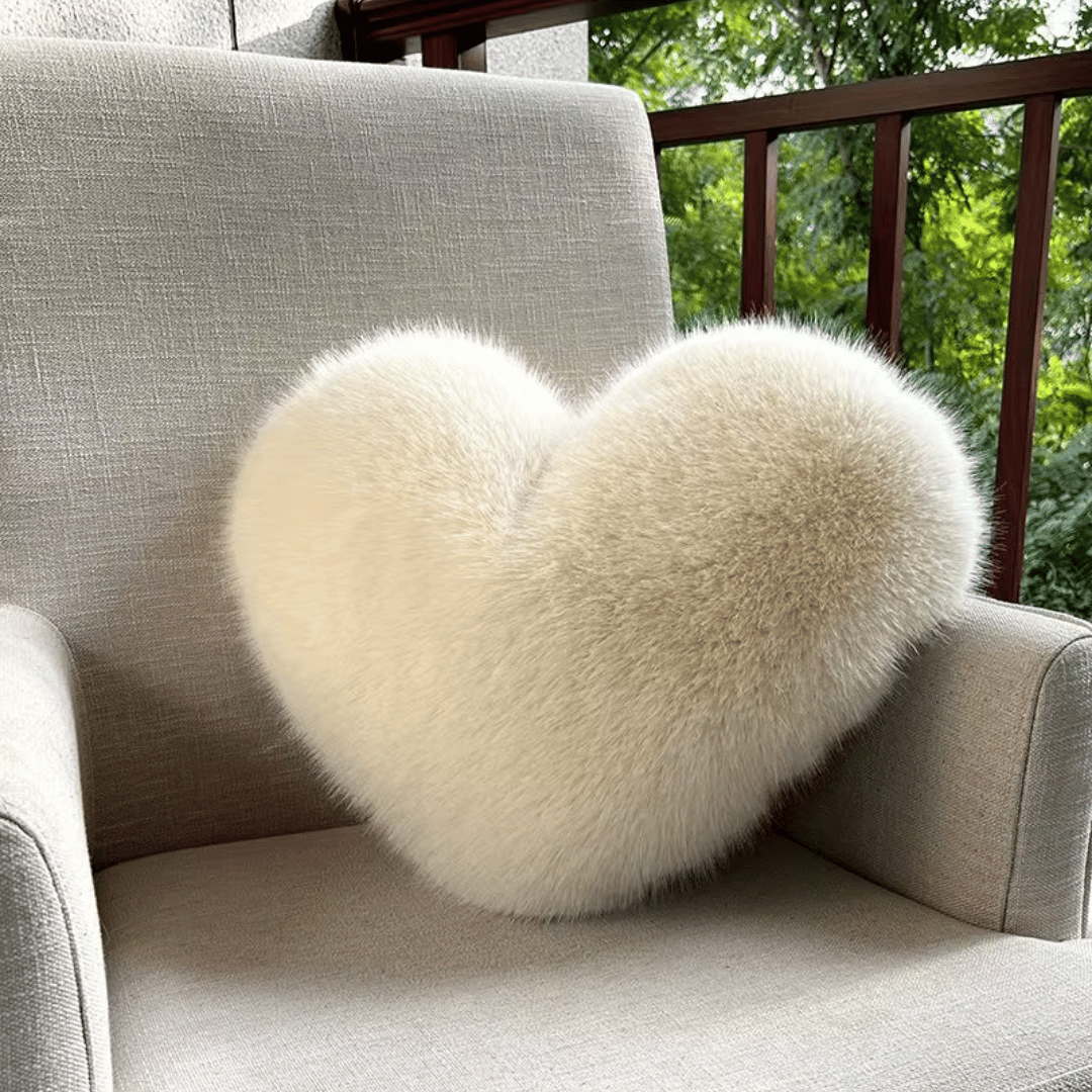 Skanto | HEARTLUX – Myk Faux Fur Hjertepute for Moderne Hjem Dekor