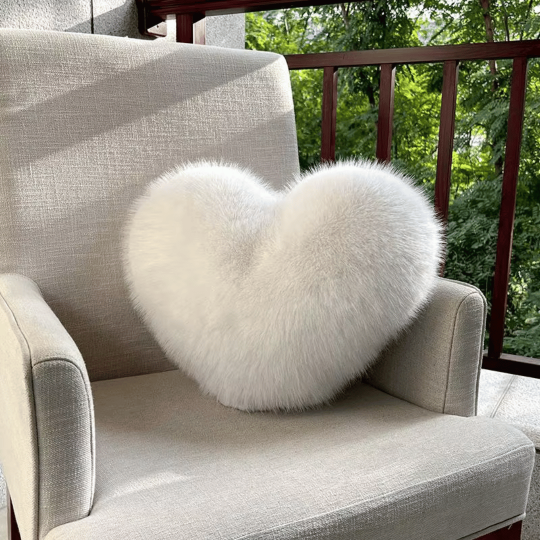 Skanto | HEARTLUX – Myk Faux Fur Hjertepute for Moderne Hjem Dekor