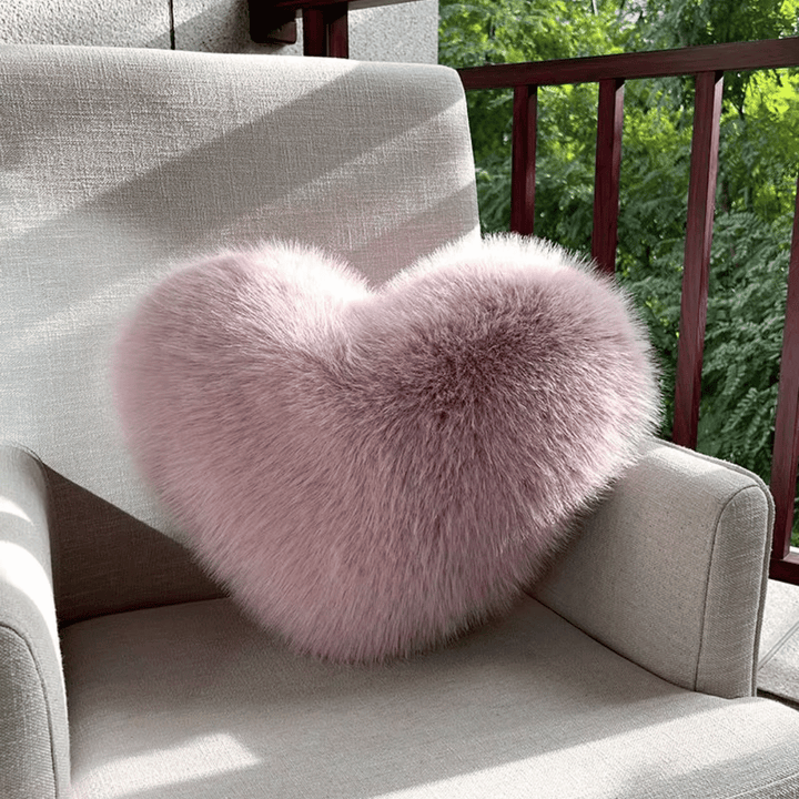 Skanto | HEARTLUX – Myk Faux Fur Hjertepute for Moderne Hjem Dekor