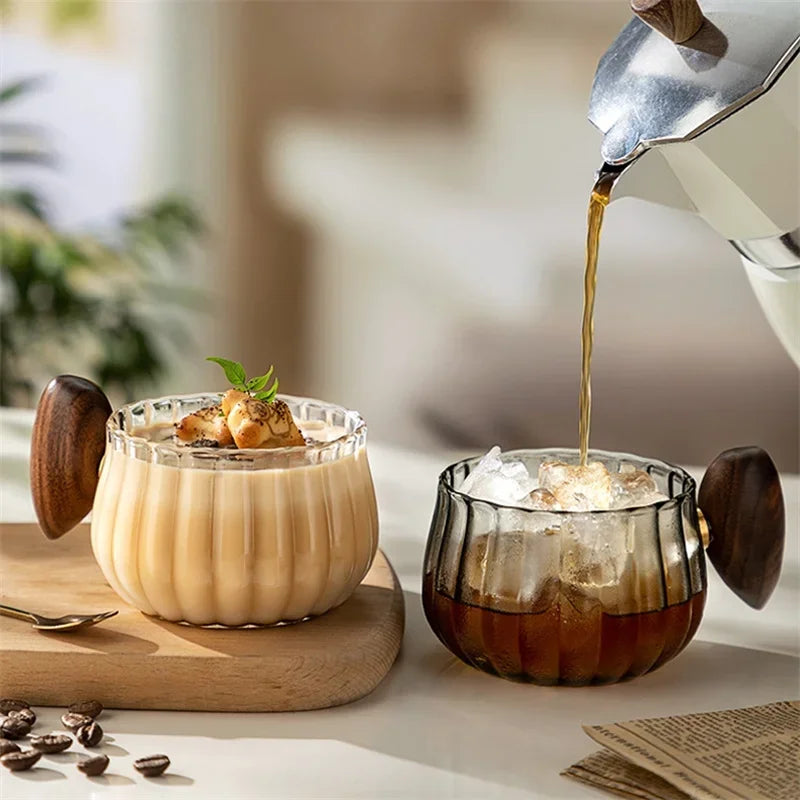 Varmebestandig høy borsilikatglass kaffe-kopp med trehåndtak | Skanto
