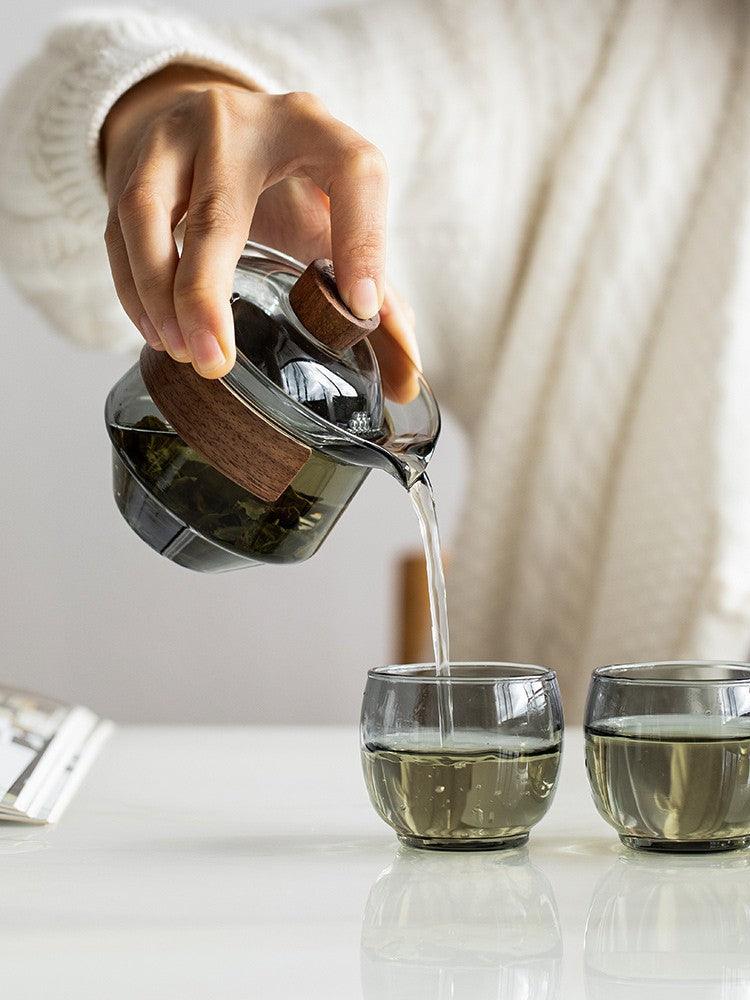 Elegant varmebestandig glasskopp med valnøttlokk for teelskere | Skanto