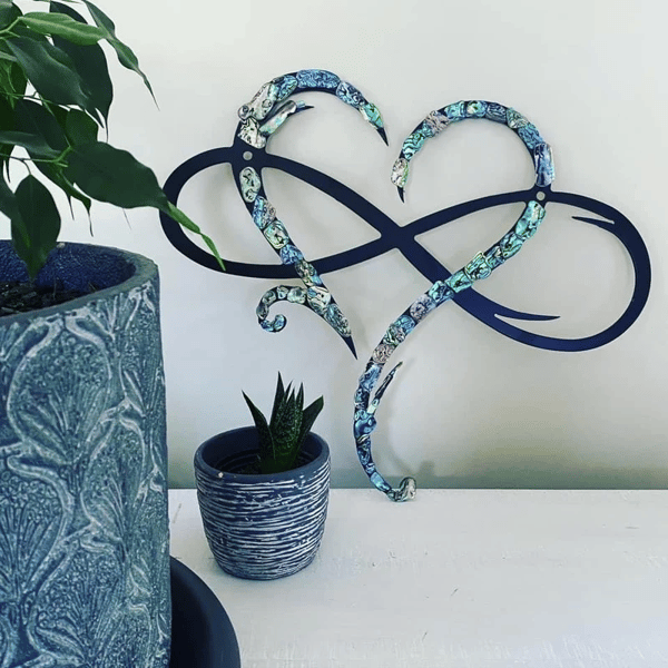 Skanto | InfinityHeart Veggdekorasjon – Jern Veggskulptur med Symbol på Evig Kjærlighet