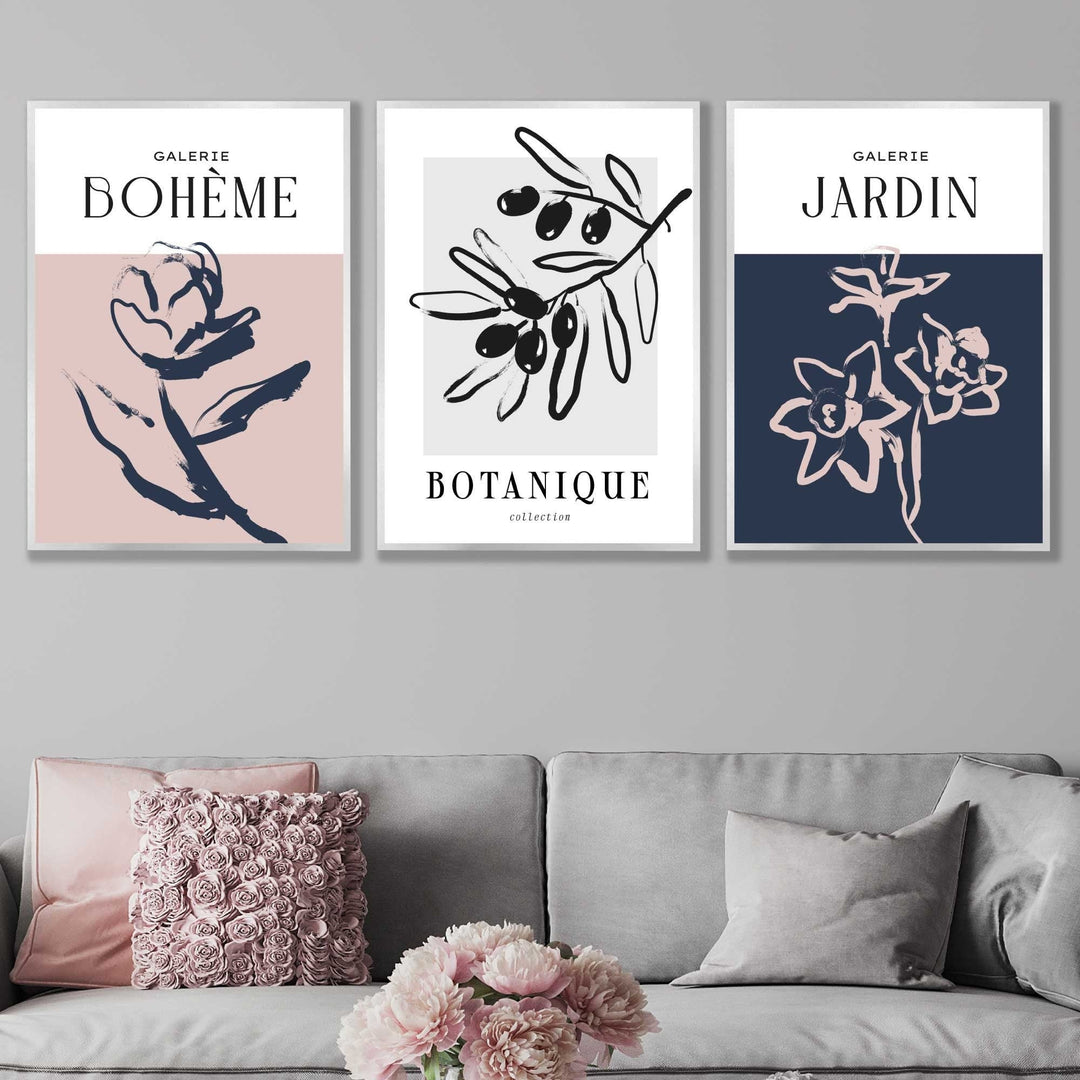 Bohemsk veggkunst med botaniske motiver, sett med 3, skisse av blader og blomster i rosa, marineblått og grått.
