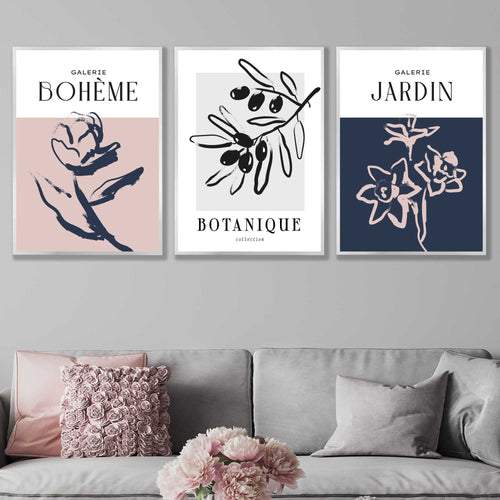 Bohemsk veggkunst med botaniske motiver, sett med 3, skisse av blader og blomster i rosa, marineblått og grått.