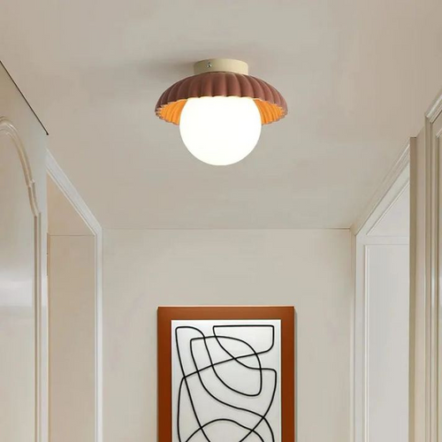 Skanto | Taklampe med en melkefarget glasskjerm som gir varmt lys i gangen