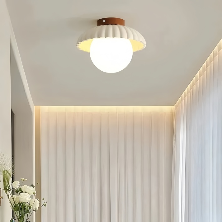 Skanto | Taklampe med en melkefarget glasskjerm som gir varmt lys i gangen