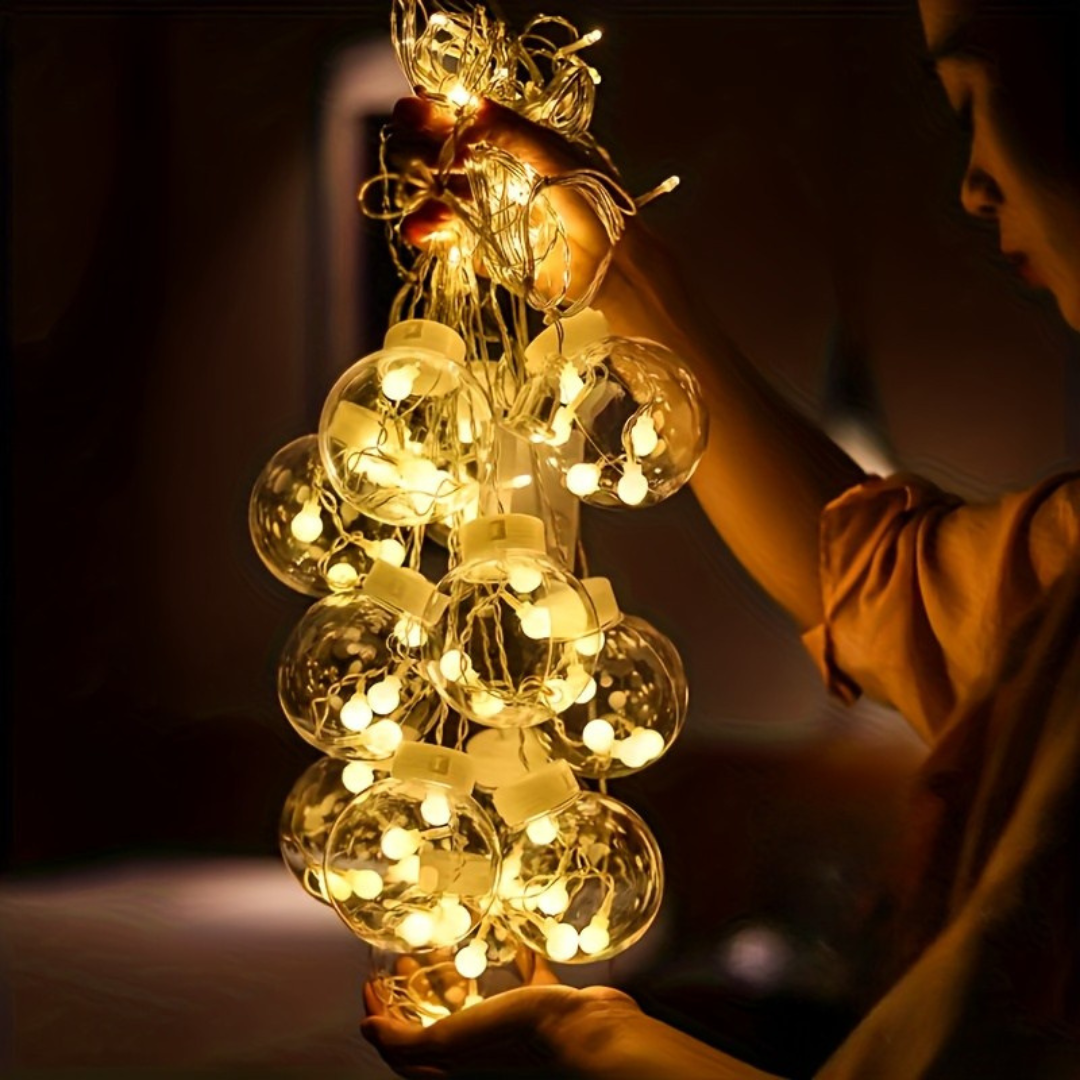 Skanto | Eventyrlys med hengende globusornamenter