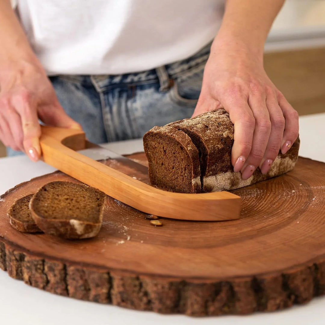 Skanto | Brødkniv laget av tre med sklifri kutthjelp