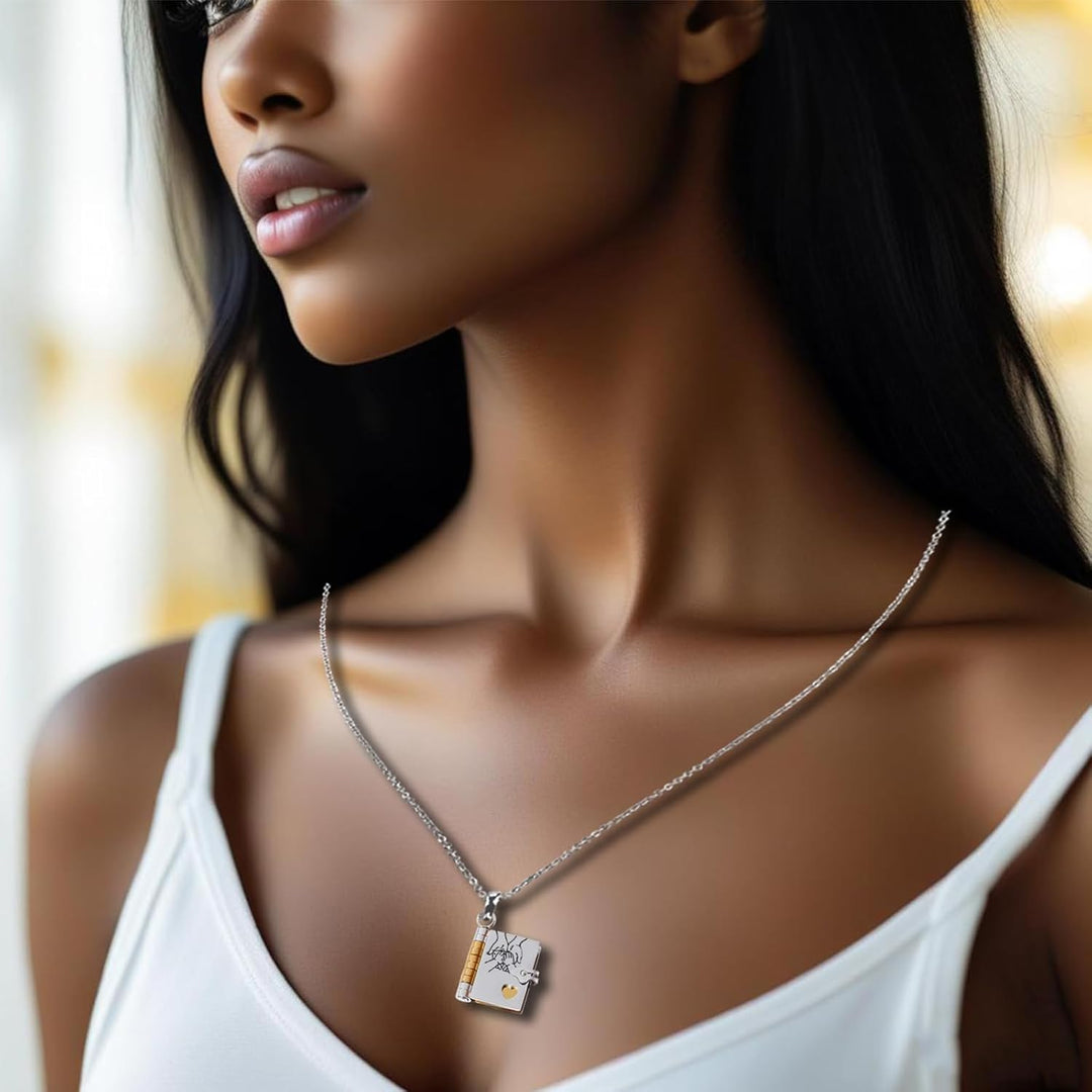 Skanto | Memory Book Hanger Necklace – Symbolsk Smykke med Kjærlig Budskap
