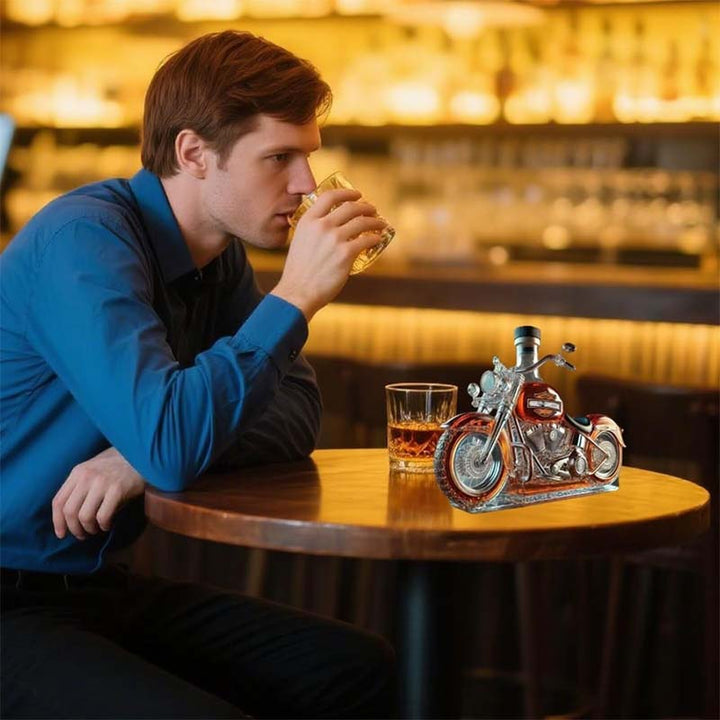 Whiskykaraffe i form er en Harley-Davidson-Motorrads für die Hausbar