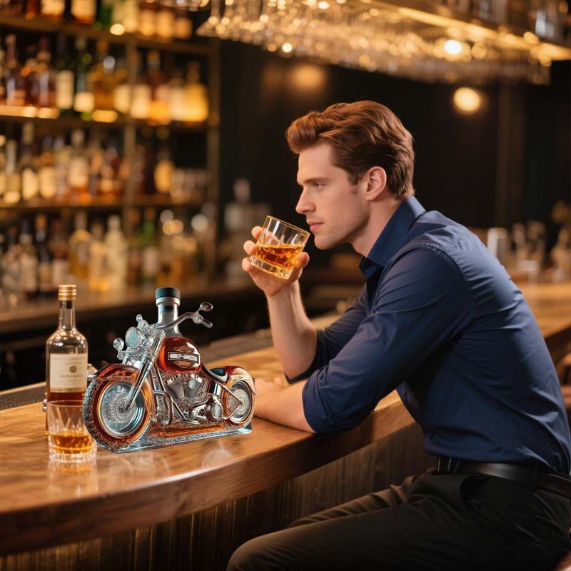 Whiskykaraffe i form er en Harley-Davidson-Motorrads für die Hausbar
