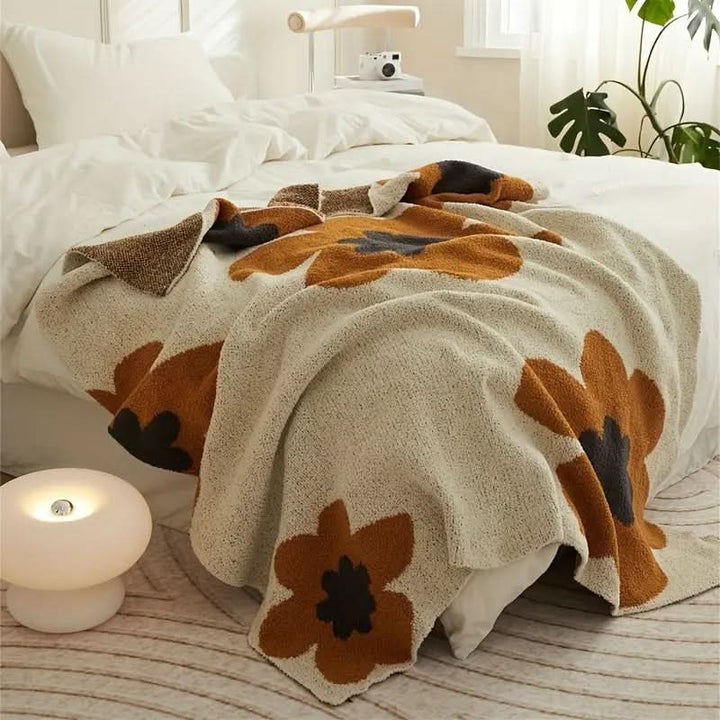 Skanto | CAS - Strikket teppe med blomsterdesign