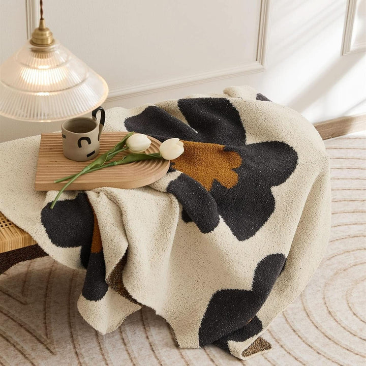 Skanto | CAS - Strikket teppe med blomsterdesign
