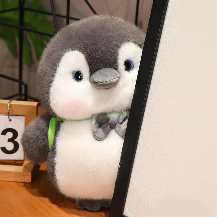 Skanto | Fluffy Grå Pingvin Plushie med Skilpadde Ryggsekk