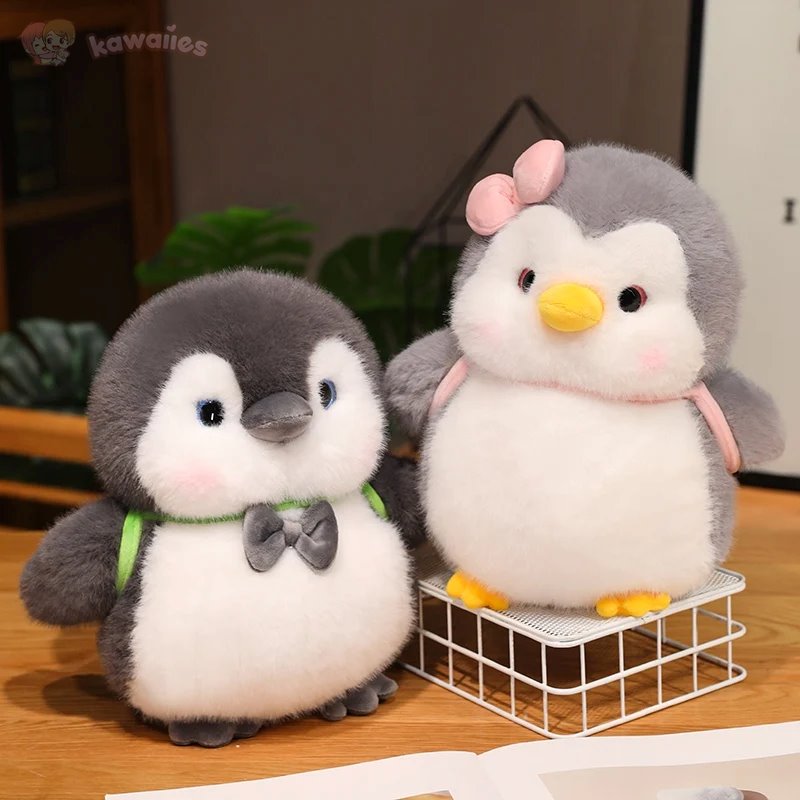 Skanto | Fluffy Grå Pingvin Plushie med Skilpadde Ryggsekk