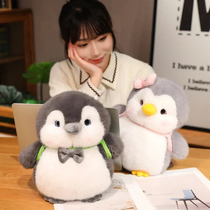 Skanto | Fluffy Grå Pingvin Plushie med Skilpadde Ryggsekk