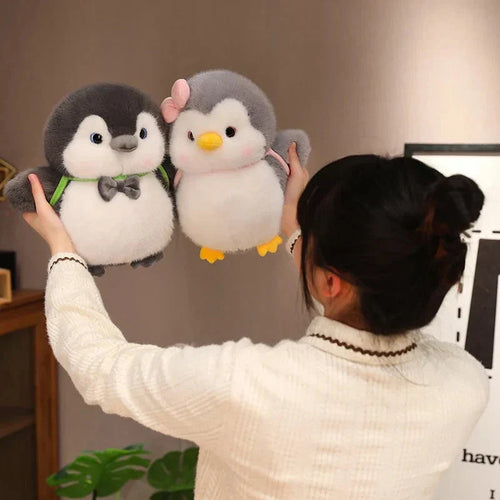 Skanto | Fluffy Grå Pingvin Plushie med Skilpadde Ryggsekk