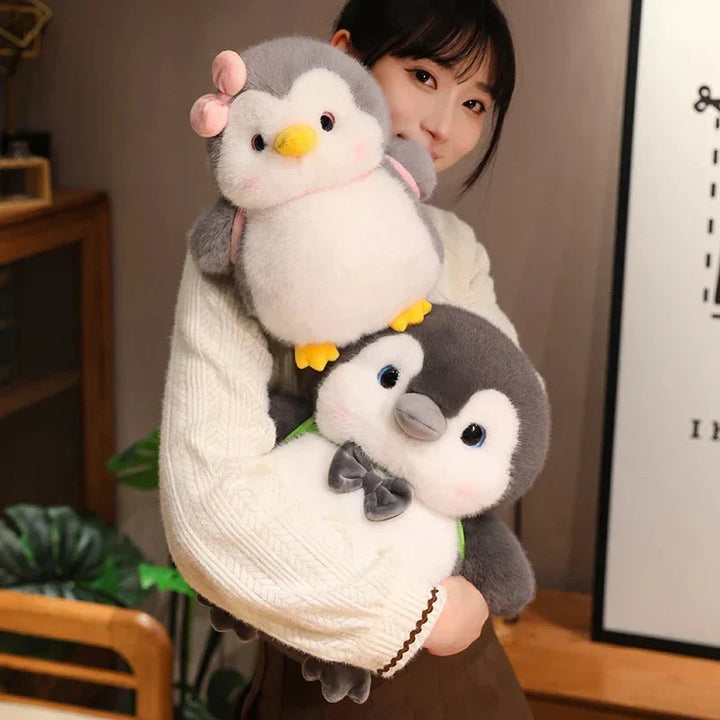 Skanto | Fluffy Grå Pingvin Plushie med Skilpadde Ryggsekk