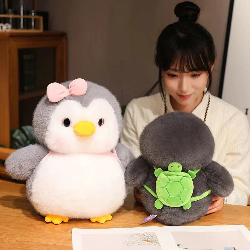 Skanto | Fluffy Grå Pingvin Plushie med Skilpadde Ryggsekk