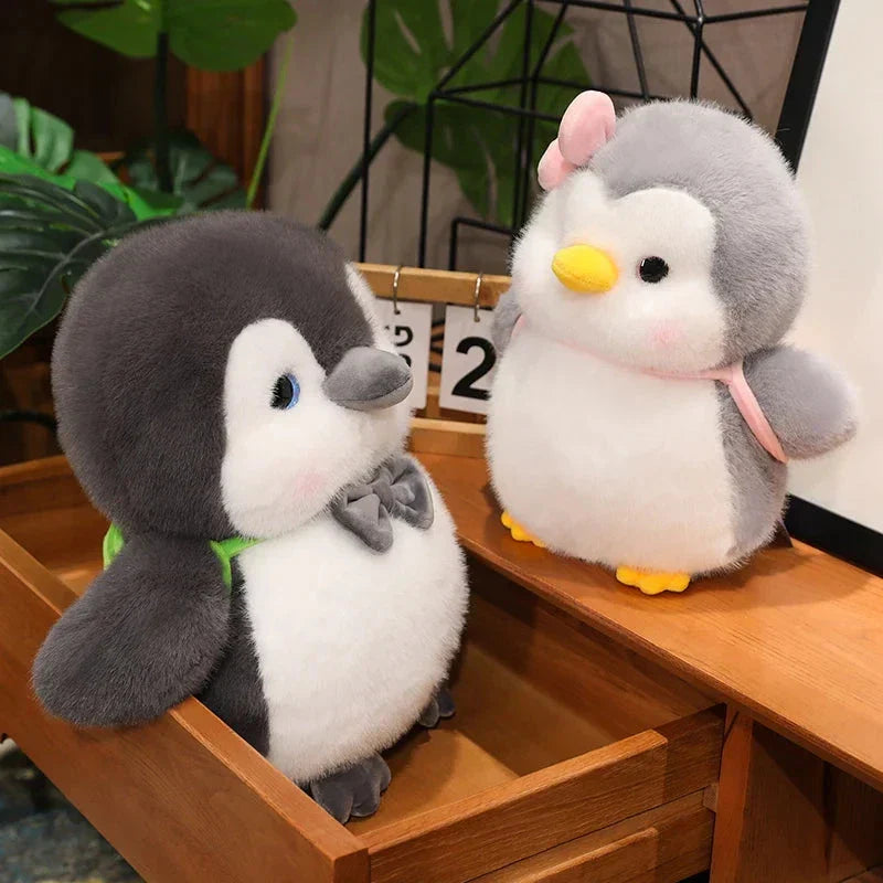 Skanto | Fluffy Grå Pingvin Plushie med Skilpadde Ryggsekk