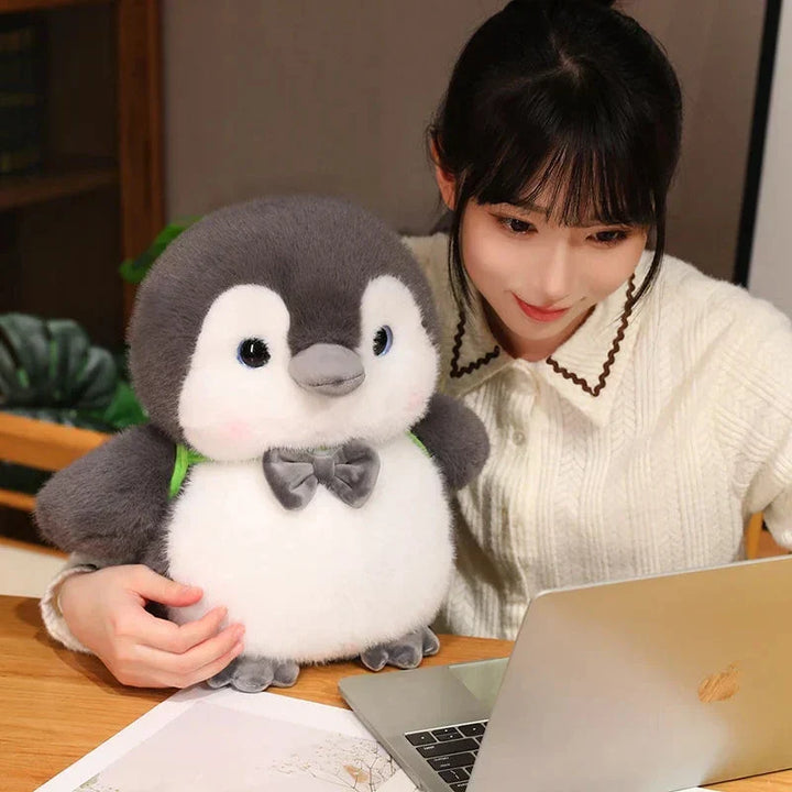 Skanto | Fluffy Grå Pingvin Plushie med Skilpadde Ryggsekk