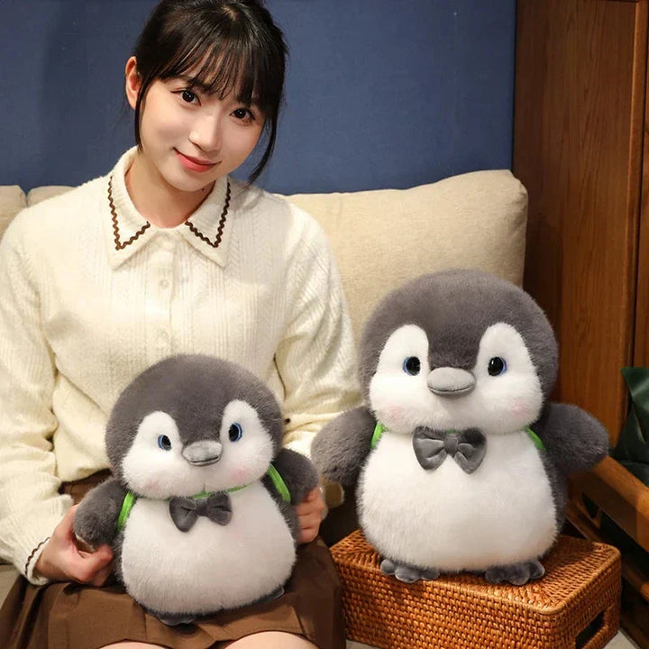 Skanto | Fluffy Grå Pingvin Plushie med Skilpadde Ryggsekk